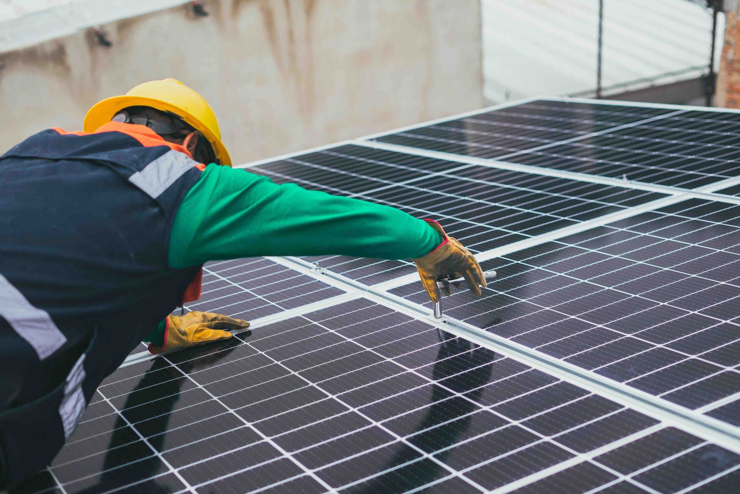 panneaux solaires professionnels sur un bâtiment du groupe SGE